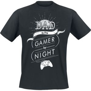 Zábavné tričko Dad By Day - Gamer By Night Tričko černá